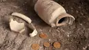 Sebuah kendi tembikar yang berisi empat koin emas murni di Kota Tua Yerusalem, Senin (9/11/2020). Para arkeolog dari Israel Antiquities Authority menemukan kendi tembikar berusia 1.000 tahun yang berisi empat koin emas dari periode awal Islam, di dekat Plaza Tembok Ratapan. (MENAHEM KAHANA/AFP)