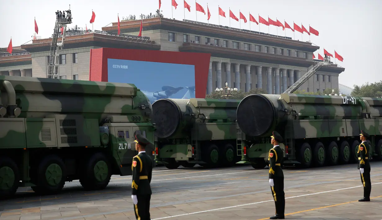 Kendaraan militer yang membawa rudal balistik antarbenua Dongfeng-41 (DF-41) melintas dalam parade militer di Beijing, 1 Oktober 2019. DF-41 disebut bisa membawa 10 hulu ledak nuklir secara terpisah yang bisa menghantam berbagai target. (AP/Mark Schiefelbein)