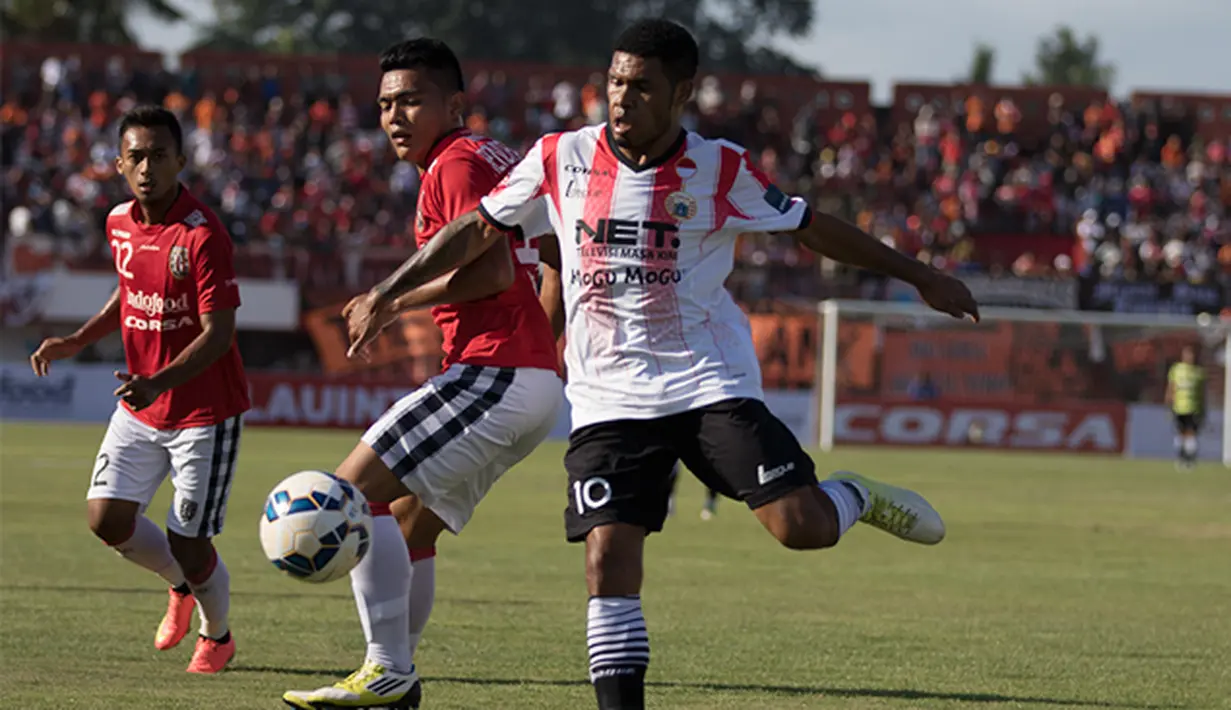 Pemain Persija Jakarta, Vendry Mofu berusaha melewati pemain Bali United pada laga Piala Presiden 2015 di Stadion Kapten I Wayan Dipta, Bali, Minggu (30/8/2015). Hingga babak pertama usai Bali United unggul 3-0 atas Persija. (Bola.com/Vitalis Yogi Trisna)