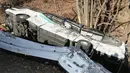 Bangkai bus yang  ditumpangi pengunjung resor ski mengalami kecelakaan di Karuizawa, prefektur Nagano, Jepang, Jumat (15/1). Bus tersebut tergelincir dan menewaskan 14 orang serta melukai 27 lainnya. (AFP PHOTO/Jiji Press JAPAN OUT)