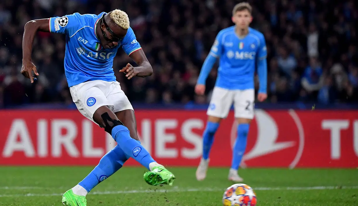 Pemain Napoli, Victor Osimhen mencetak gol penyeimbang 1-1 ke gawang Barcelona pada laga leg pertama 16 besar Liga Champions 2023/2024 di Diego Armando Maradona stadium, Napoli, Italia, Kamis (22/02/2024) dini hari WIB. (AFP/Filippo Monteforte)