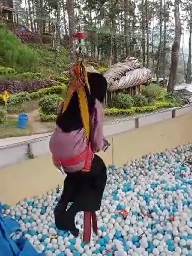 Tampak Lemas Saat Main Mesin Capit Orang, Bocah Ini Dikira Boneka