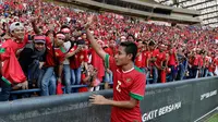 Gelandang timnas Indonesia, Evan Dimas, menyapa suporter usai laga melawan Kamboja di Stadion Shah Alam, Selangor, Kamis, (24/8/2017). Indonesia menang 2-0 atas Kamboja. (Bola.com/Vitalis Yogi Trisna)