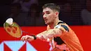 Laga melawan Christo Popov menjadi bahan evaluasi penting bagi Jonatan Christie di akhir tahun 2025. Tampak dalam foto, tunggal putra Prancis, Christo Popov saat bertanding melawan Jonatan Christie (Indonesia) pada pertandingan ketiga babak penyisihan grup BWF World Tour Finals 2025 yang berlangsung di Hangzhou Olympics Sports Centre Gymnasium, China, Jumat (19/12/2025). (Jade Gao/AFP)