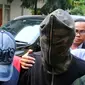 Jeremy Thomas mendampingi putranya, Axel Matthew Thomas saat dipindahkan dari Polres Bandara Soekarno-Hatta ke Rumah Tahanan Polda Metro Jaya, Rabu (19/7/2017). (Herman Zakharia/Liputan6.com)