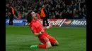 Bek PSG, David Luiz merayakan selebrasi usai mencetak gol ke gawang Chelsea pada leg kedua 16 besar Liga Champions di Stadion Stamford Bridge, London, Inggris (11/3/15) . Chelsea bermain imbang 2-2 dengan Paris St Germain. (Reuters/Stefan Wermuth)