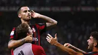 Gelandang AC Milan, Suso, merayakan gol ke gawang Cagliari, dalam pertandingan lanjutan Serie A, di Stadion San Siro, Senin (28/7/2017) dini hari WIB. (AFP/Marco Bertorello). 