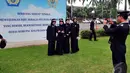 PNS Bea Cukai berfoto bersama usai upacara peringatan Hari Antikorupsi Sedunia, Jakarta, Selasa (9/12/2014). (Liputan6.com/Johan Tallo)