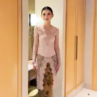 Sarah Menzel tampil menawan dibalut kebaya bernuansa nude yang sangat pas membaur dengan kulit putihnya. [Foto: Instagram/anjiasmara]