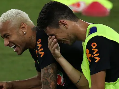 Neymar (kiri) dan Oscar tertawa bersama usai mengikuti sesi latihan sebelum melawan Bolivia pada kualifikasi Piala Dunia di Arena das Dunas Stadium, Natal, Brasil, (03/10/2016). (EPA/Macelo Sayao)