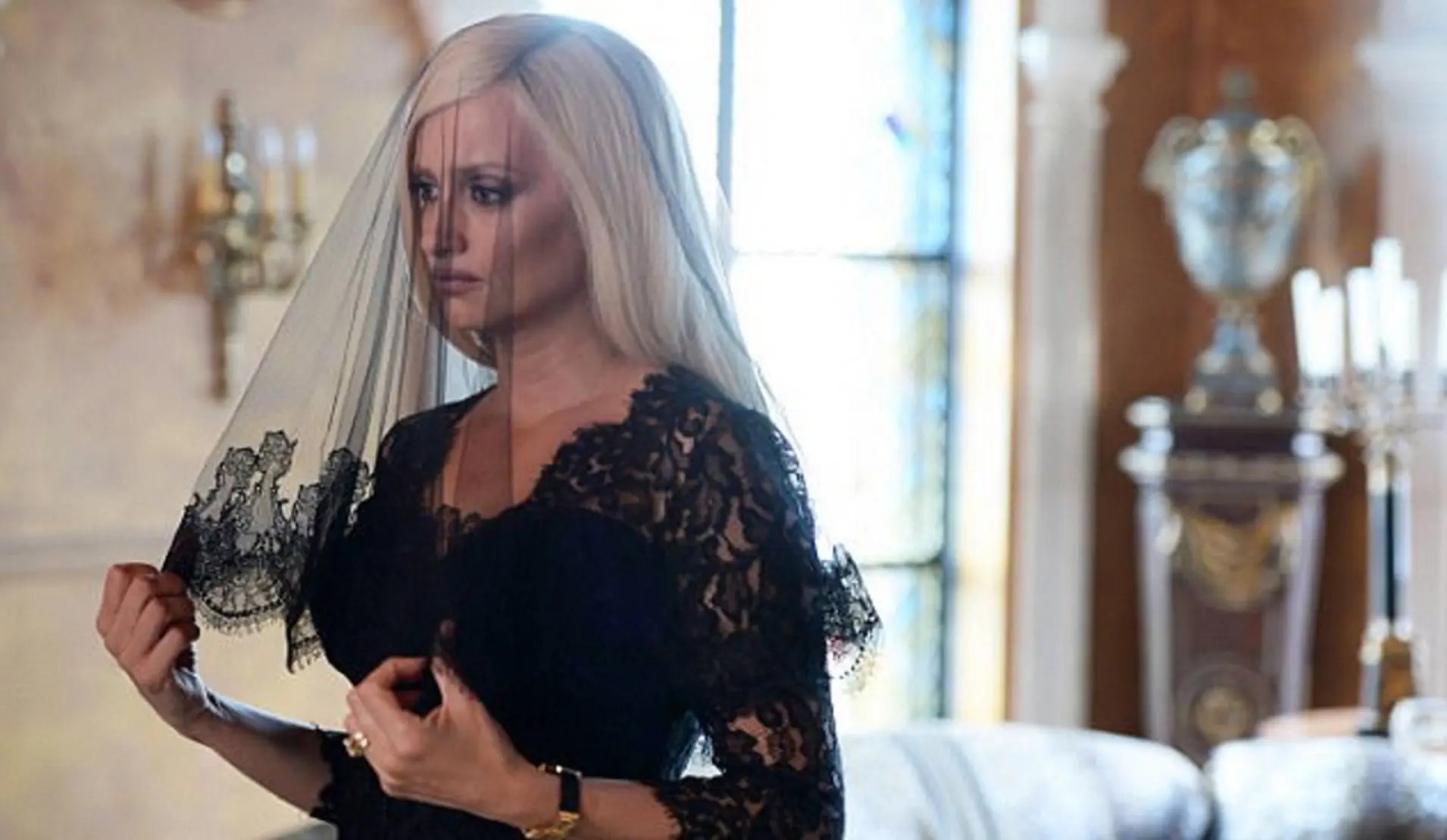 	Penelope Cruz saat memerankan Donatello Versace di serial pembunuhan (Dailymail)