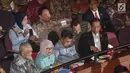 Presiden Joko Widodo dan Wapres Jusuf Kalla saat menghadiri perayaan hari ulang tahun Presiden kelima RI yang juga Ketua Umum PDI-P Megawati Soekarnoputri di Teater Taman Ismail Marzuki, Jakarta Pusat, Selasa (23/1). (Liputan6.com/Faizal Fanani)