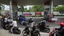 Pembangunan tangki penyimpanan baru untuk meningkatkan daya tampung yang disesuaikan dengan standar internasional, yakni hingga tiga bulan. Tampak dalam foto, para pengendara mengantre untuk mengisi tangki mereka di sebuah Stasiun Pengisian Bahan Bakar Umum (SPBU) di pinggiran Jakarta, Senin 9 Maret 2026. (AP Photo/Tatan Syuflana)