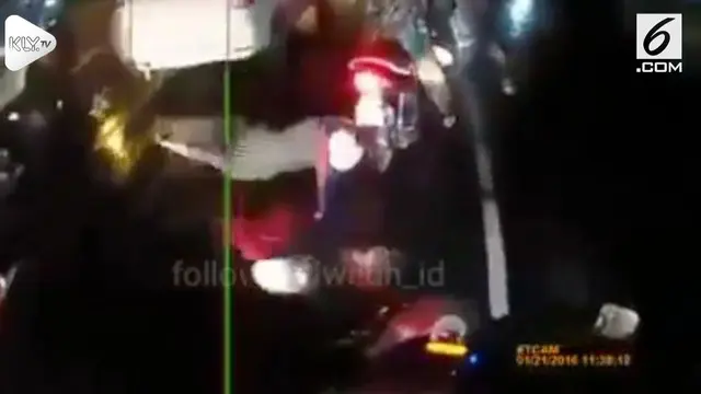 VIDEO: Gara-Gara Jas Hujan, Penumpang Wanita Terjungkir dari Motor