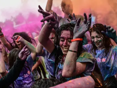 Sejumlah wanita menari saat mengambil bagian dalam Color Sky Festival di distrik Kadikoy, di Istanbul, Turki (6/5). Color Sky Festival merupakan acara amal tahunan yang diadakan di Istanbul. (AFP Photo/Yasin Akgul)