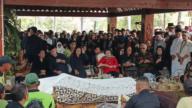 Jenazah Guruh Soekarnoputra Tiba di TPU Karet Bivak