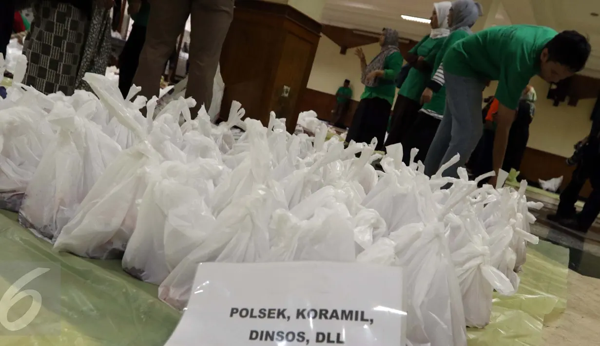 Panitia menata bungkusan plastik berisi daging kurban di Masjid Sunda Kelapa, Jakarta, Senin (12/9). Tahun ini, panitia tidak lagi membagi-bagikan daging kurban langsung kepada masyarakat bertepatan Hari Raya Idul Adha 1437 H. (Liputan6.com/Helmi Afandi)