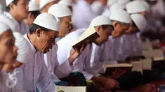 Ratusan Napi mengikuti acara Khatam Al-Quran warga binaan pemasyarakatan di LP Cipinang, Jakarta, Kamis (20/4). Acara ini dihadiri sejumlah menteri. (Liputan6.com/Johan Tallo)