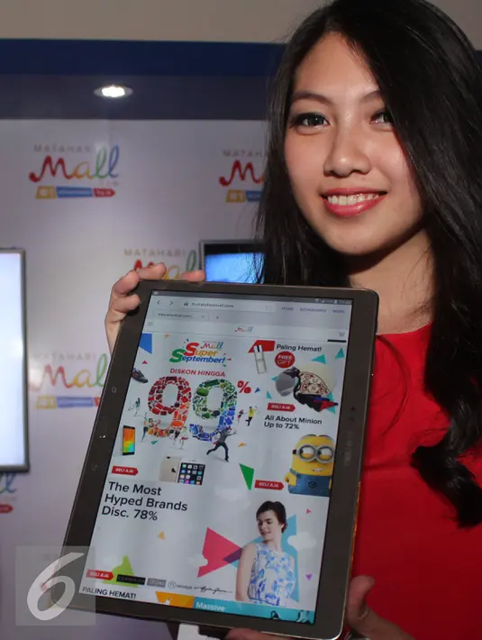 Seorang wanita memperlihatkan situs MatahariMall.com saat peluncuran e-commerce tersebut di Jakarta, Rabu (9/9/2015). Peluncuran e-Commerce ini dimeriahkan dengan program SuperSeptember yang bertabur diskon dan bagi-bagi hadiah.(Liputan6.com/Angga Yuniar)