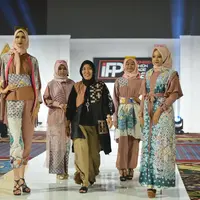 Desainer Athan Siahaan untuk pertama kalinya menggelar fashion show secara virtual untuk mengangkat kearifan lokal di Indonesia Fashion Parade.