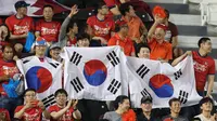 Sejumlah suporter Korea Selatan saat mendukung negaranya bertanding melawan Korea Selatan pada Kualifikasi Piala Dunia 2018 di stadion Jassim Bin Hamad, Doha, Qatar, (13/6). Qatar menang atas Korsel 3-2. (AFP Photo/Karim Jaafar)