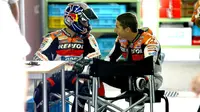 Pebalap Repsol Honda, Dani Pedrosa (kiri), membagi kenangan manis bersama mendiang Nicky Hayden jelang MotoGP Italia, 2-4 Juni 2017. (Crash)