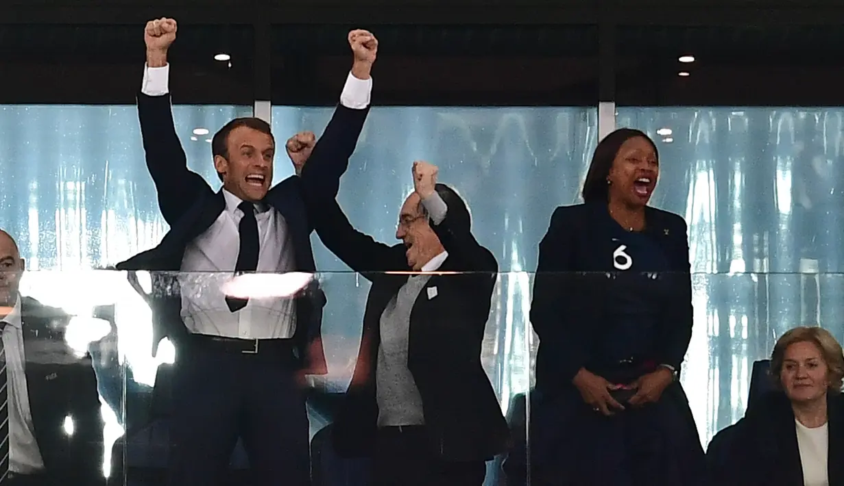 Presiden Prancis, Emmanuel Macron berselebrasi setelah timnas negaranya menang atas Belgia pada laga semifinal Piala Dunia 2018 di St Petersburg Stadium, Selasa (10/7). Prancis lolos ke final setelah mengalahkan Belgia 1-0. (Giuseppe CACACE/AFP)