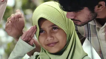 Siapa sih yang tidak tahu film Hafalan Shalat Delisa? Film yang populer pada 2011 menceritakan tentang kisah anak bernama Delisa yang mengalami cobaan kehilangan keluarga karena tsunami Aceh. Film ini sangat populer sebelas tahu lalu. (Liputan6.com/YouTube/Starvisionplus)