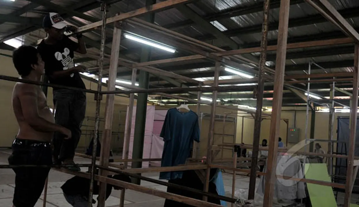 Pedagang mulai memindahkan barang dagangannya di Tempat Penampungan Sementara (TPS) Pasar Senen Blok III, Jakarta, Sabtu (7/2/2015). (Liputan6.com/Johan Tallo)