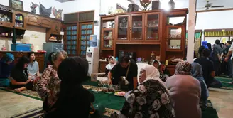 Suasana rumah duka ibunda Memes, Nyi Rd Hj. Djoehanah Kosim Binti Rd. Purawinekas. Ibunda Memes meninggal dunia dalam usia 94 tahun. Akibat menderita stroke sejak tiga tahun silam. (Adrian Putra/Bintang.com)