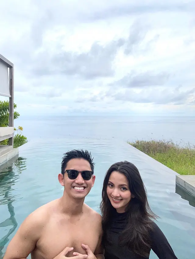 Resmi Menikah, Ini 6 Potret Bulan Madu Belva Devara dan Istri di Bali