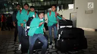Sejumlah pemain Timnas Indonesia U-16 saat tiba usai penyambutan di Bandara Soetta, Tangerang, Kamis (15/2). Timnas Indonesia U-16 berhasil menjuarai turnamen Jenesys di Jepang. (Liputan6.com/Helmi Fithriansyah)