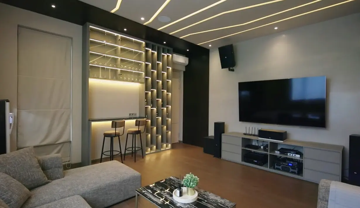 Masih di lantai atas, ada ruangan yang juga biasa digunakan kumpul bersama anak-anak dan juga keluarga. Susi mengaku membuat rumah yang mewah agar lebih betah saat dirumah. "Menempati rumah baru dan sangat nyaman kita betah banget," kata Susi yang tak lagi betah saat keluar. [Youtube/DMC Architect &Interior Studio]