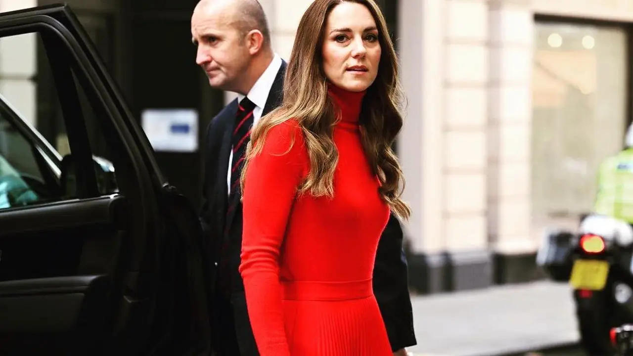 Kate Middleton Tampil Berani dengan Serba Merah dan Jinjing Tas Rp5Jutaan