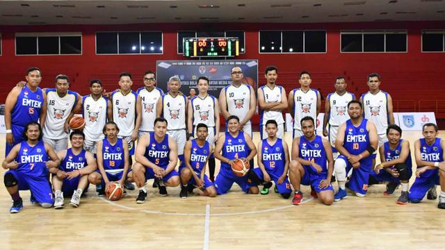 Tim Basket Emtek melawan Jurnalis All-Star