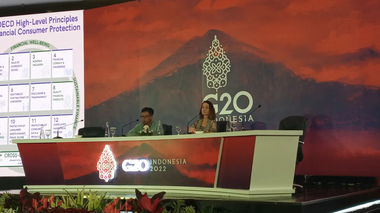 Head of Consumer Finance, Insurance and Pensions Division of the OECD, Flore-Anne Messy dalam konferensi pers di Bali Nusa Dua Convention Center (BNDCC), Sabtu (16/7/2022).