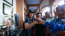 Kedatangan kedua rider dari tim Monster Energy Yamaha disambut meriah oleh para siswa. (Bola.com/M Iqbal Ichsan)