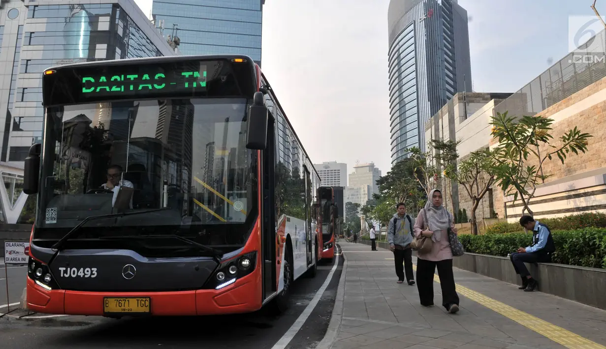 Bus Transjakarta melintas di dekat halte MRT Dukuh Atas, Jakarta, Rabu (12/6/2019). PT Transjakarta mencatat adanya peningkatan penumpang setelah Moda Raya Terpadu (MRT) beroperasi. (merdeka.com/Iqbal S. Nugroho)
