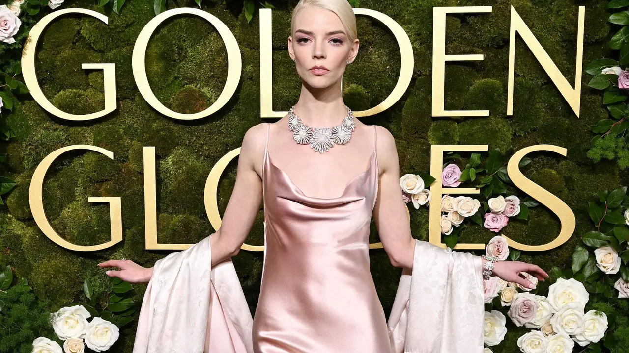 Anya Taylor-Joy Tampil Elegan dengan Sentuhan Old Hollywood di Golden Globes 2025