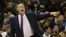 Pelatih Charlotte Hornets, Steve Clifford memberikan instruksi kepada anak asuhnya saat melawan Miami Heat pada laga NBA di Spectrum Center, (29/12/2016). Hornets menang 91-82. (AP/Nell Redmond)