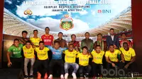 Kapolri Tito Karnavian dan Komisaris Klub, Gede Widiade berfoto bersama tim saat peluncuran Bhayangkara FC di Wisma Bhayangkari, Jakarta, Senin (10/4/2017).  (Bola.com/Nicklas Hanoatubun)