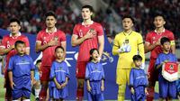Ekspresi pemain Timnas Indonesia U-23, (dari kiri ke kanan) Witan Sulaeman, Ramadhan Sananta, Elkan Baggott, Ernando Ari Sutaryadi, dan Rizky Ridho Ramadhani saat menyanyikan lagu kebangsaan Indonesia Raya jelang melawan Chinese Taipei U-23 dalam pertandingan Grup K Kualifikasi Piala Asia U-23 2024 di Stadion Manahan, Solo, Sabtu (9/9/2023). (Bola.com/Arief Bagus)