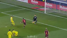 Lionel Messi menutup kemenangan 2-0 Barcelona atas Villarreal dan membuat mereka berada di puncak klasemen La Liga.