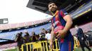 Sergio Aguero berpose di lapangan Stadion Camp Nou selama presentasi resminya sebagai pemain baru FC Barcelona di stadion Camp Nou, Barcelona (31/05/2021). Merka telah menandatangani kontrak hingga tahun 2023 dengan klausal pembelian 100 juta Euro. (Foto: AFP/Lluis Gene)