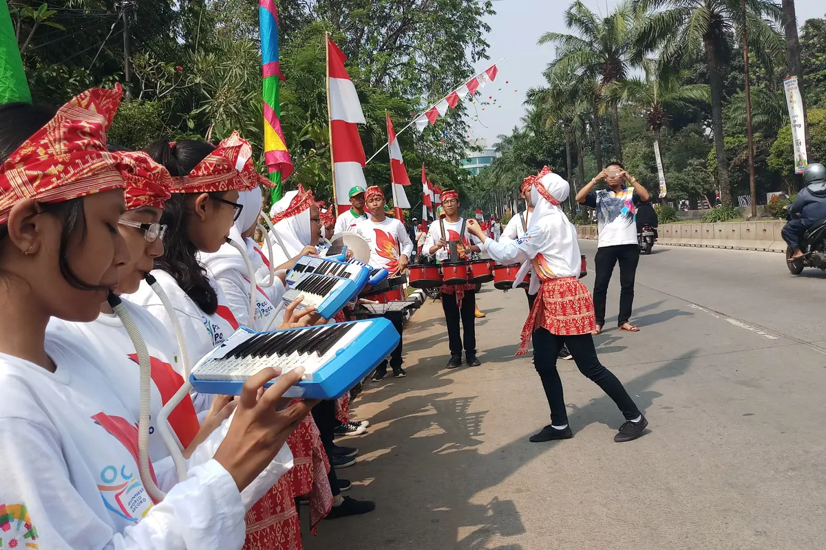 Pelajar berbaris menyambut obor Asian Games 2018