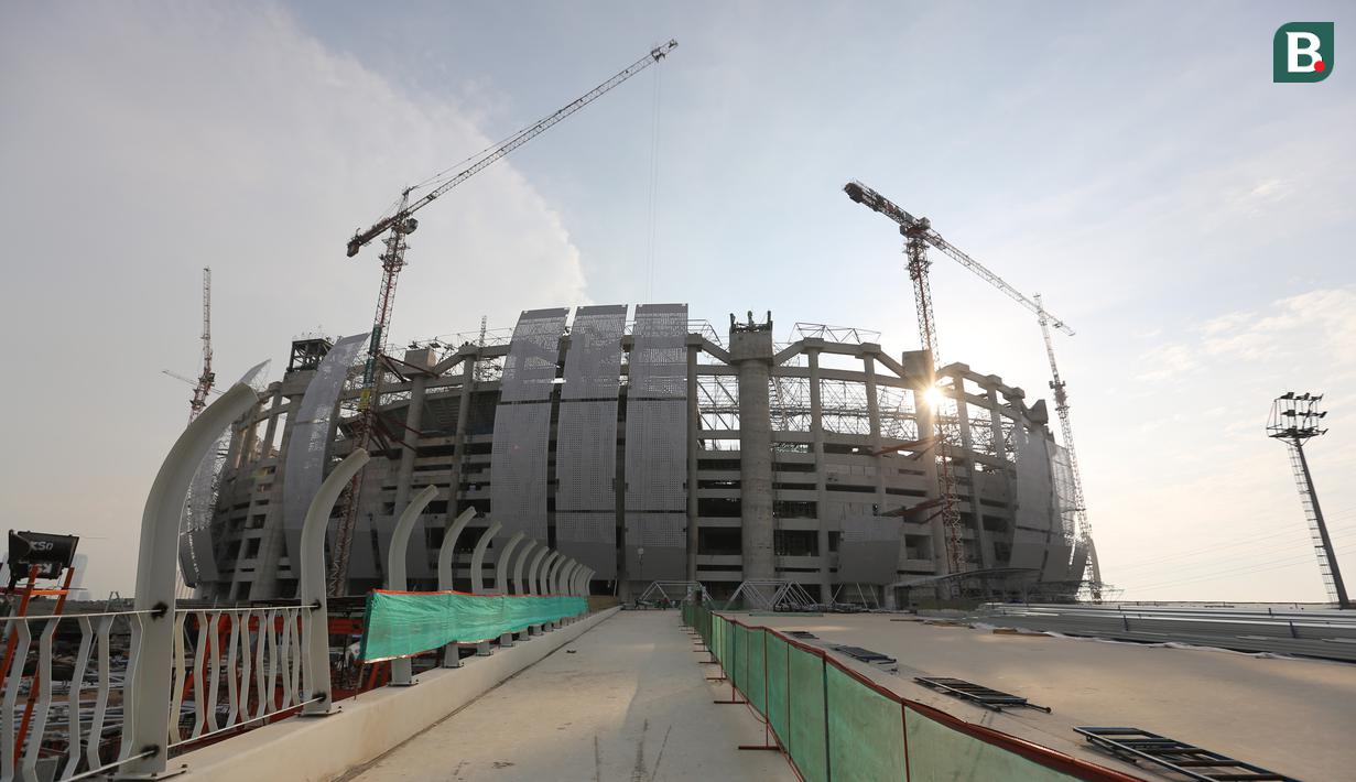 Suasana pembangunan Jakarta International Stadium (JIS) yang terletak di Papanggo, Jakarta Utara, Selasa (31/08/2021) sore WIB. PT Jakarta Propertindo (Jakpro) mencatat bahwa stadion yang diproyeksikan berkapasitas 82.000 penonton tersebut telah mencapai 69 persen. (Bola.com/Bagaskara Lazuardi)