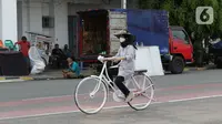 Pengunjung mengendarai sepeda di sekitaran Jalan Kali Besar Barat kawasan Kota Tua, Jakarta, Minggu (19/9/2021). Meski Jakarta masih dalam masa PPKM level 3, kawasan ini mulai ramai dikunjungi warga untuk berwisata atau sekedar berfoto. (Liputan6.com/Helmi Fithriansyah)