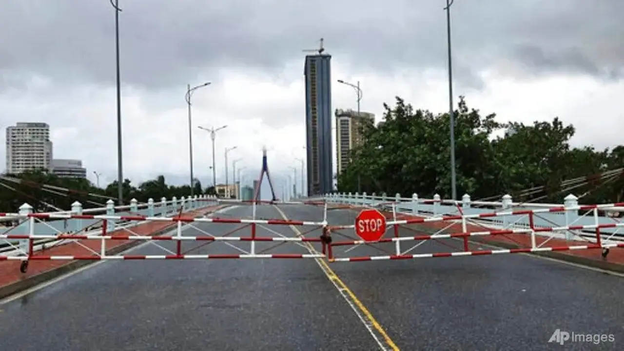 Sebuah jalan kosong dibarikade di depan Topan Molave ​​di Da Nang, Vietnam pada 28 Oktober 2020. (Foto: Vo Van Dung / VNA via AP)