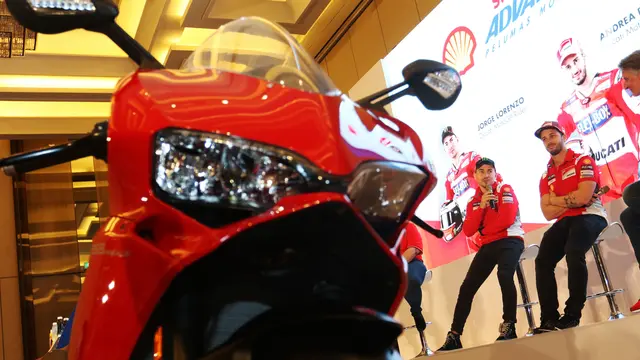 Ketika Duo Pembalap Ducati, Lorenzo dan Dovizioso Adu Cepat di Game Moto GP