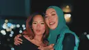 Kakak Aaliyah jauh jauh datang dari Amerika mengenakan kaos lengan panjang hitam dan celana jeans-nya.  [@angelinasondakh09].